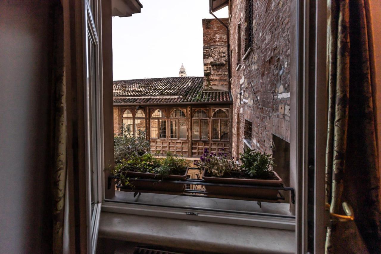 维罗纳 Relais Balcone Di Giulietta酒店 外观 照片 The view from the window of the room where the body of the murdered monk was discovered