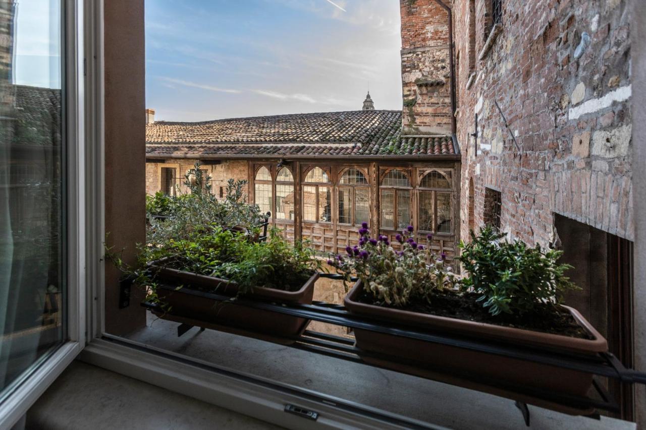 维罗纳 Relais Balcone Di Giulietta酒店 外观 照片 View of the cloister from the window of the guest rooms