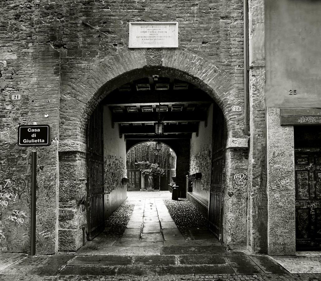 维罗纳 Relais Balcone Di Giulietta酒店 外观 照片 The gate of the ghetto